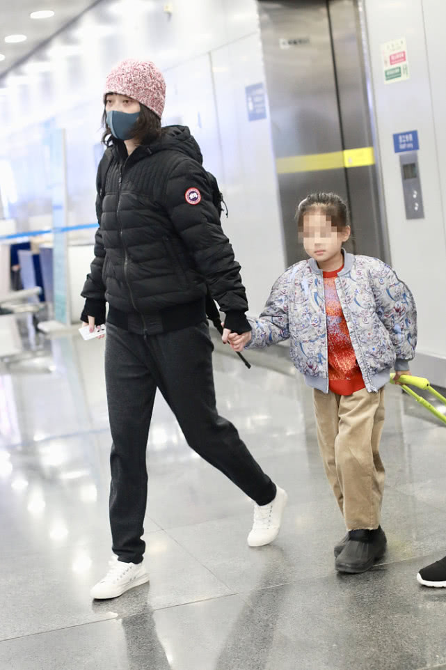 梅婷带孩子走机场,48岁梅婷黑色羽绒服配打底裤