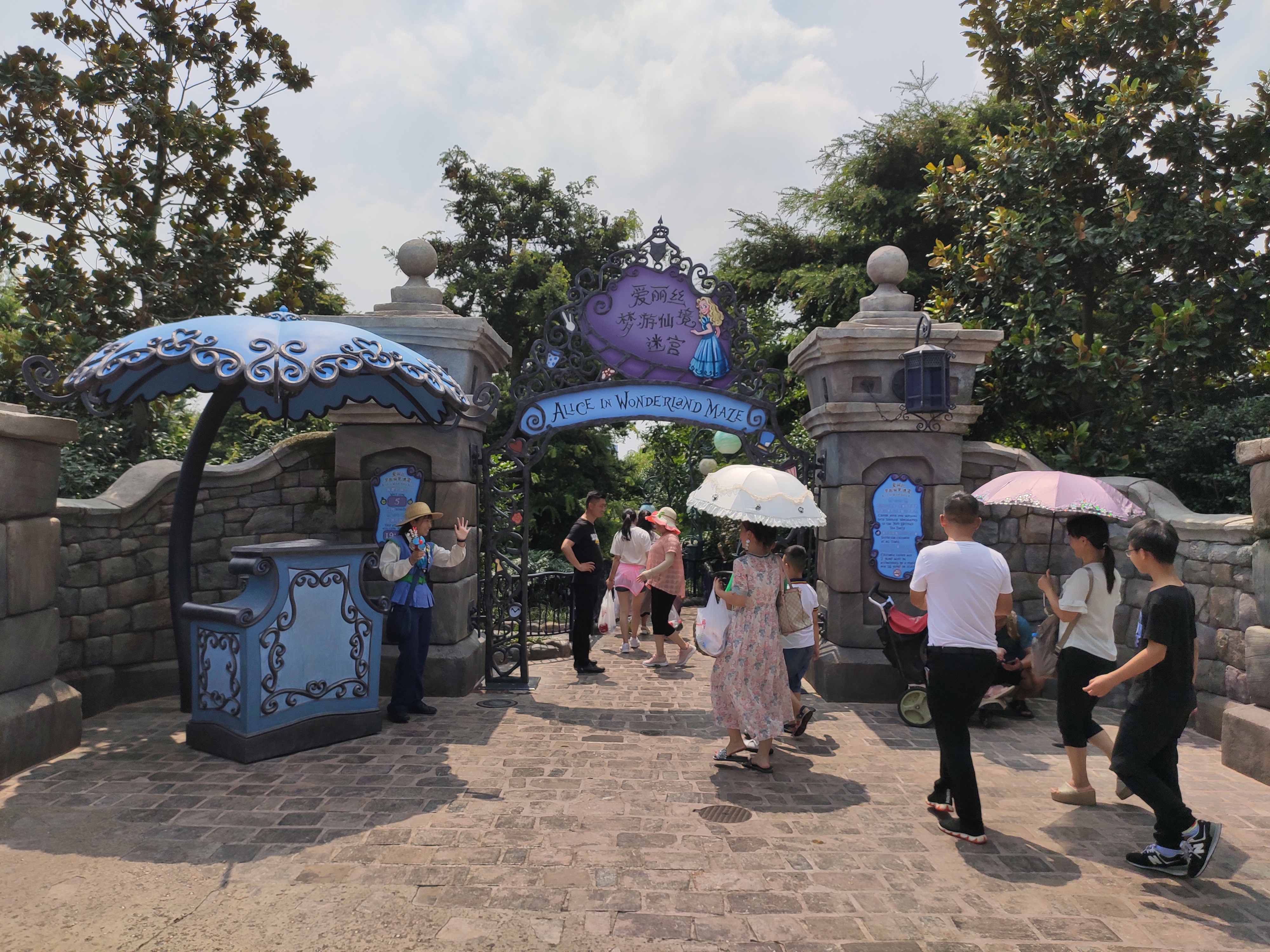 上海迪士尼一大一小旅游攻略,上海迪士尼吃住攻略讲解