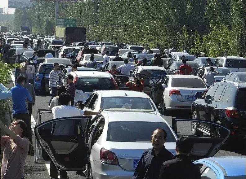 小长假自驾出游，堵车尿急怎么办？你可以掏出这件神器...