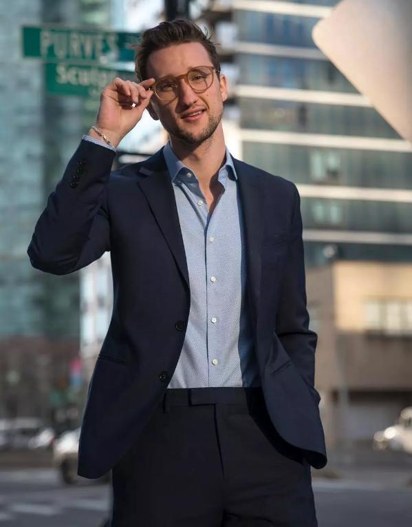 西装应该怎么穿才显得有品位,肩膀宽的人穿西装为什么更好看