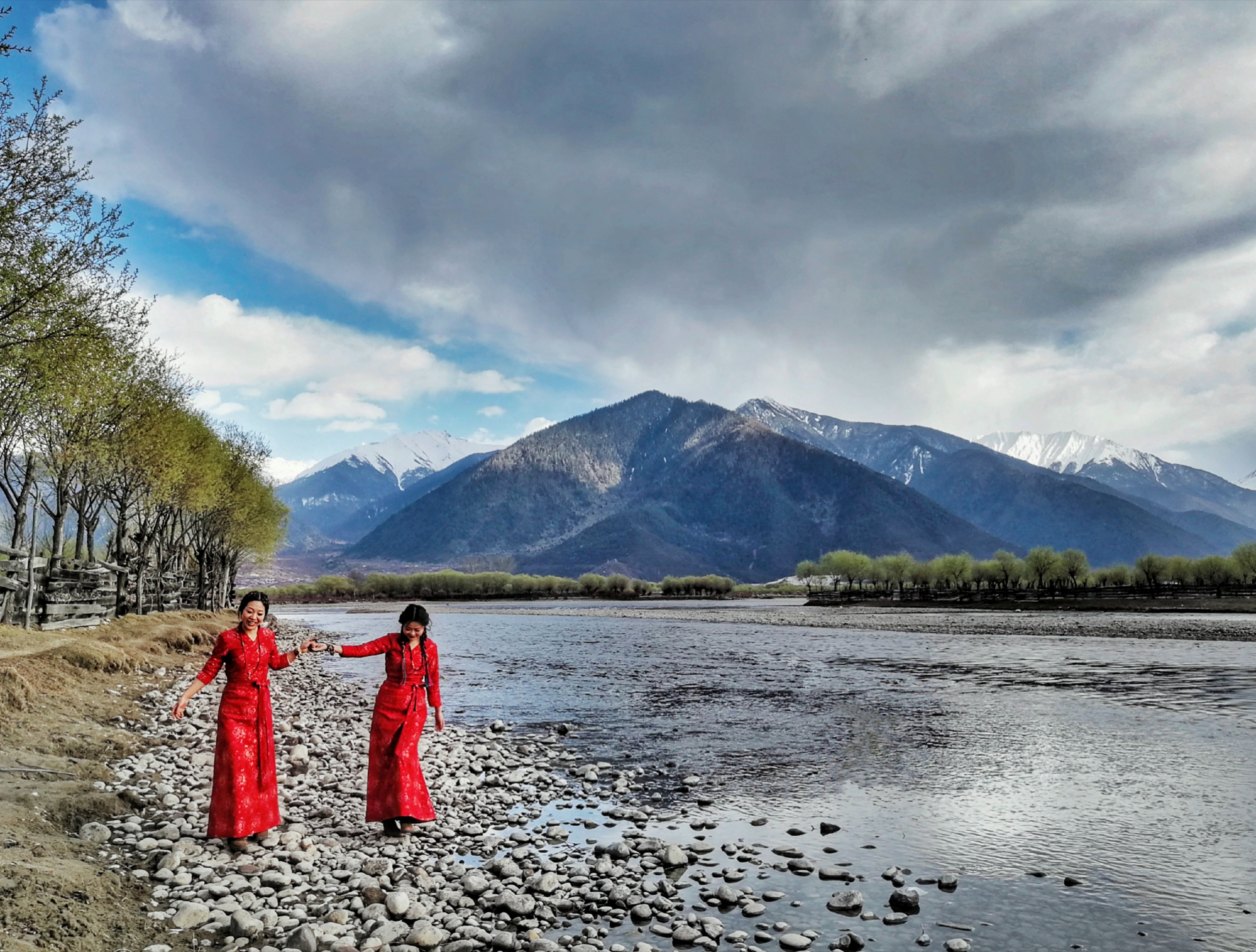 闺蜜旅游拍照片怎么摆动作,闺蜜旅游拍照姿势大全站姿