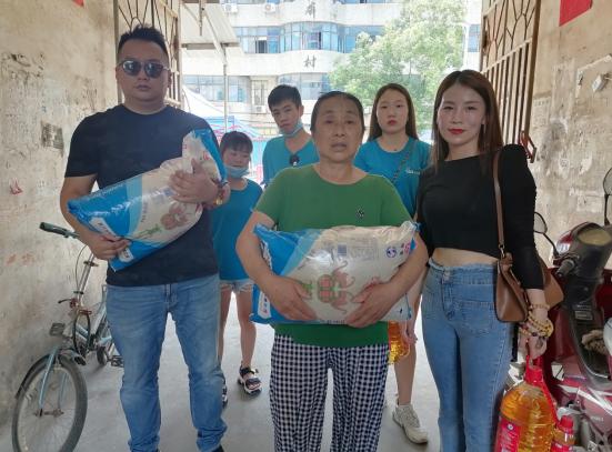 湖北武穴：樊繁、阮泽青“夫妻档”带领团队爱心路上携手同行