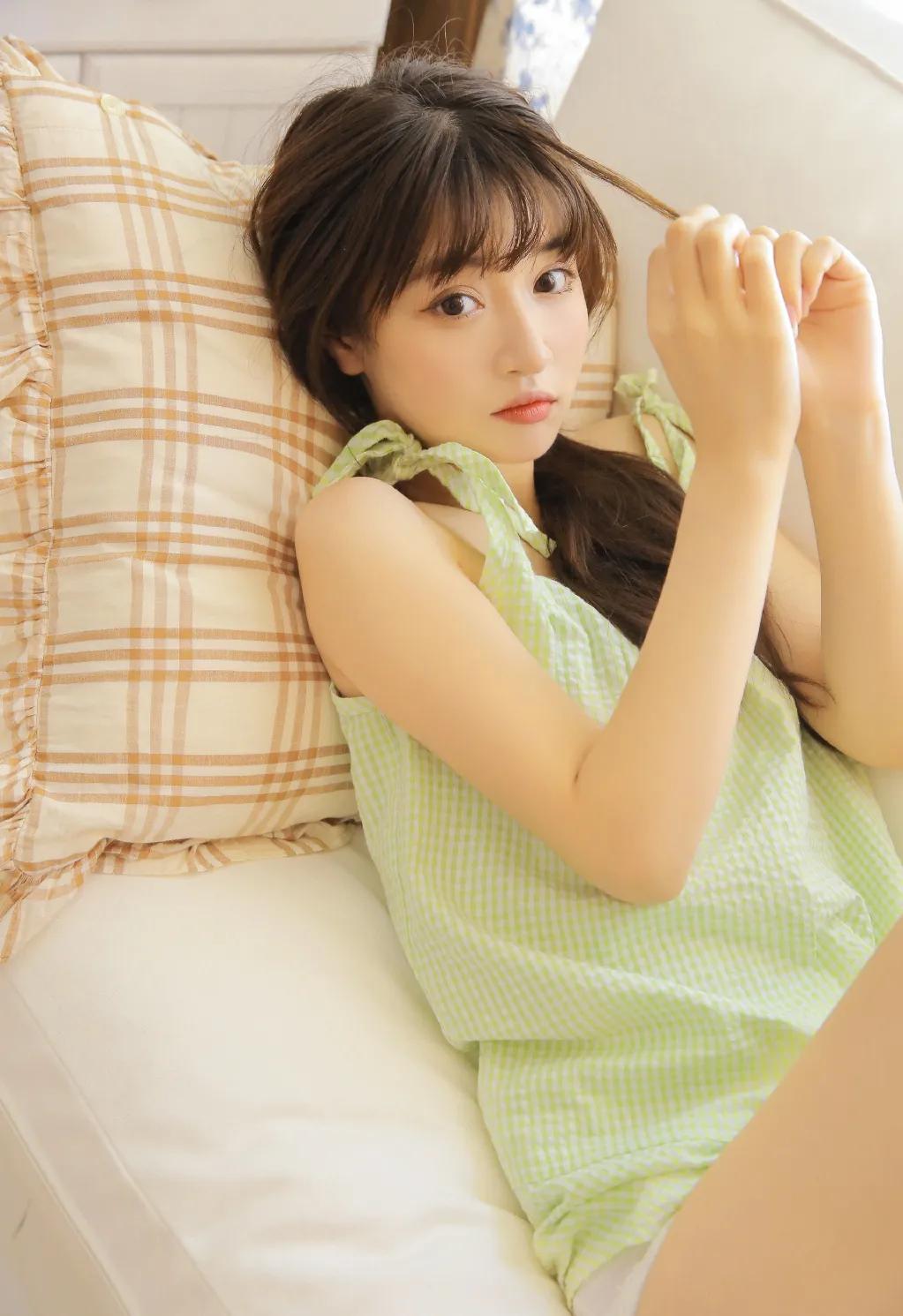 卧室门一侧被踹开了,虚掩的房门突然被一脚踹开