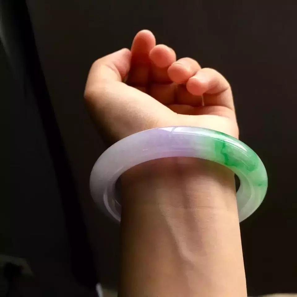 翡翠手镯摘不下来妙招,翡翠手镯自己取不下来怎么办