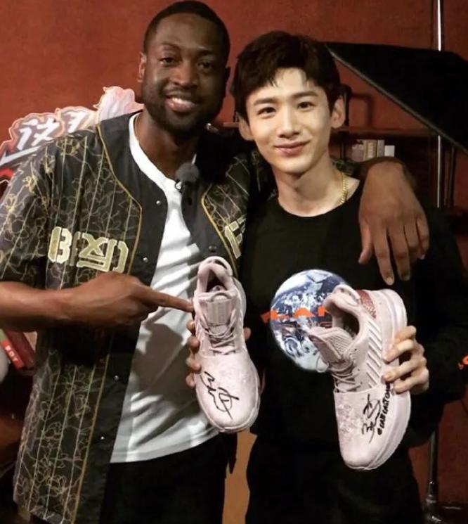 白敬亭上脚安踏跑鞋,安踏氮科技跑鞋白敬亭同款