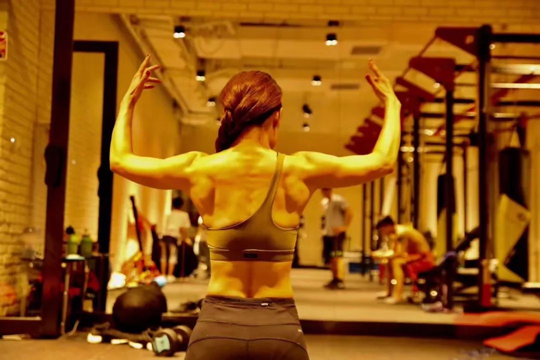 「故事」背影杀，健身让我拥有隐形的翅膀