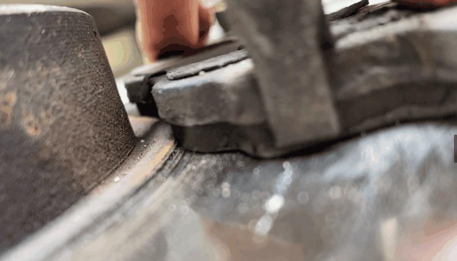 车在水里开了以后吱吱响,车在水里熄火了以后有啥影响