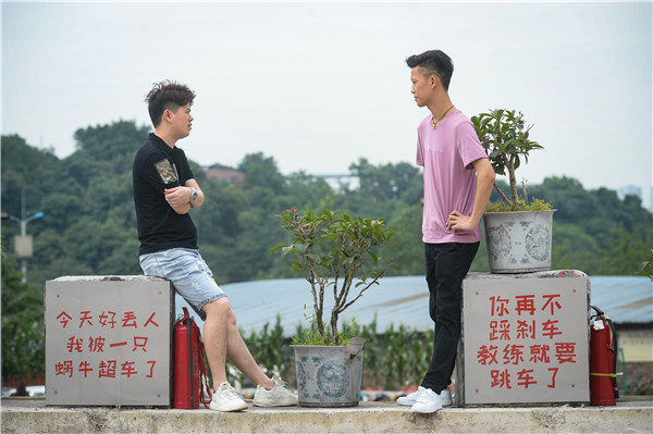 重庆一驾校因标语成网红学过车的你，一定是笑中带泪吧？