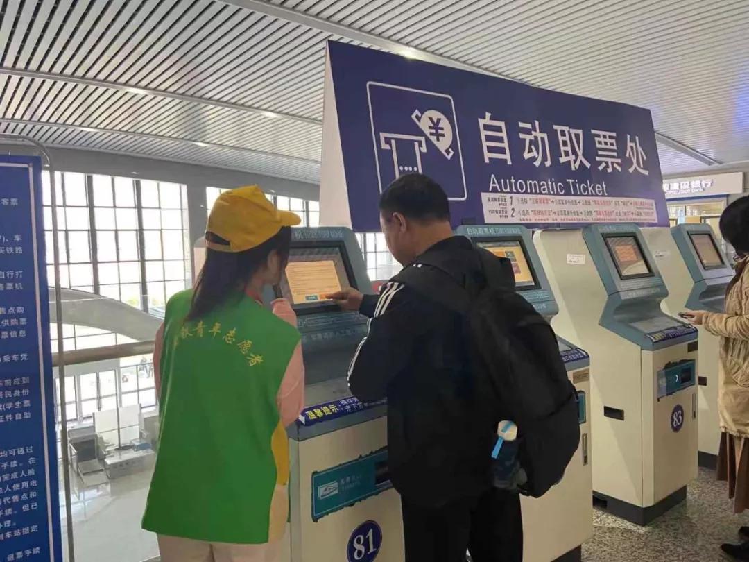 直击春运第一天感动瞬间,春运首日一线直击