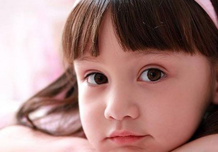 宝宝老是眨眼是散光吗,宝宝故意眨眼睛