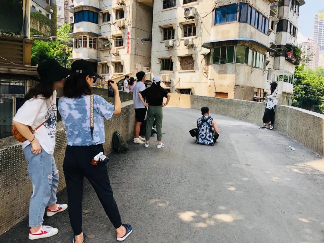 重庆这个24层没有电梯的高楼！直逼40℃的天气仍然有人前来打卡