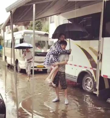 冉莹颖穿10小时高跟鞋，脱鞋后“触目惊心”，女人为了美真是拼了