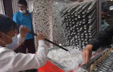 印度街头奇怪的不锈钢设备，看起来有点恶心，做的东西却卖疯了