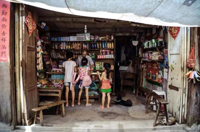 女童眼睛里有黑斑,女童黑眼球里有白点