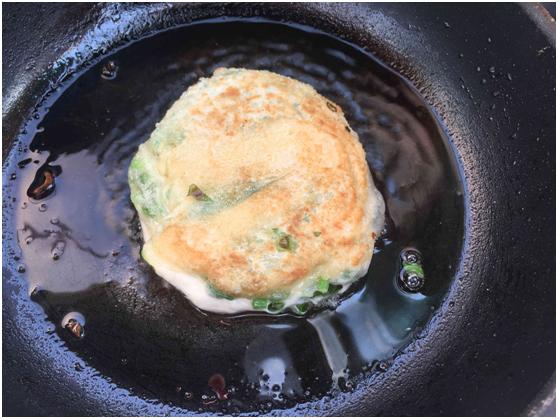 不用排队了！上海阿大葱油饼在家就能做，个个香酥脆，孩子抢着吃