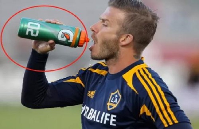 足球运动员喝水吐出来,为什么足球运动员喝了水要吐