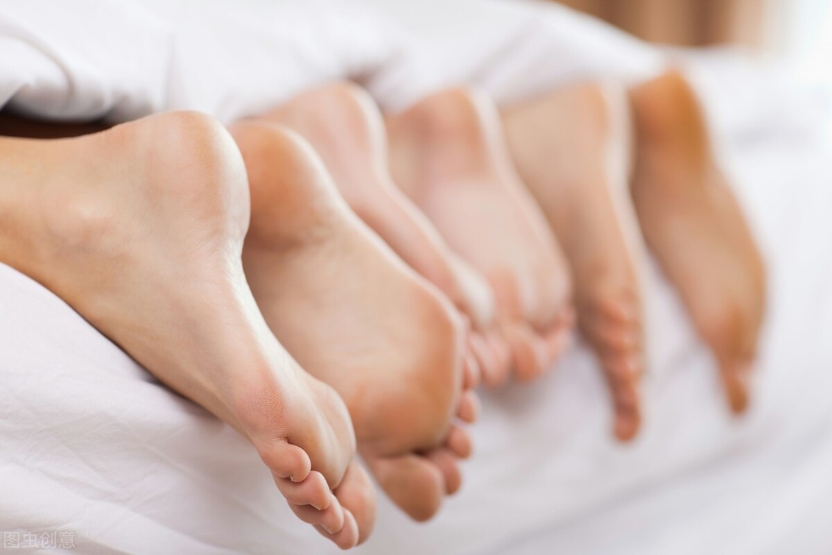 为什么最近突然觉得脚变大了,脚突然变大了怎么回事