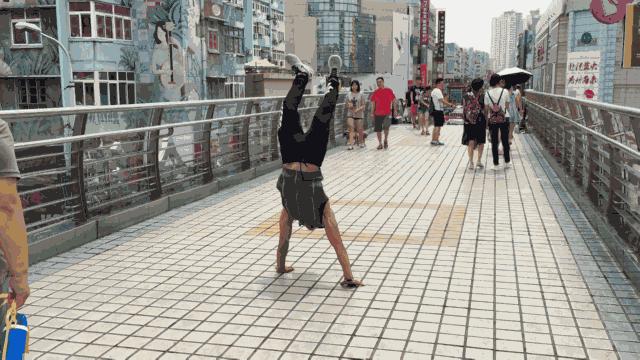 如果肌肉男出来摆地摊，要卖些什么？卖榴莲的“周杰伦”是亮点