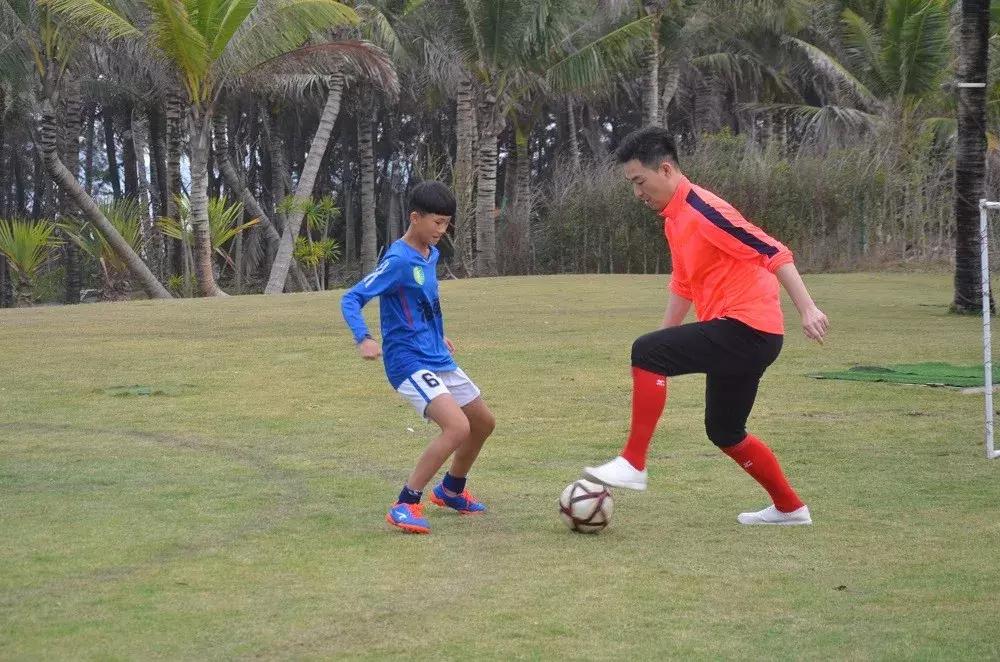 从不懂足球，到蝉联世界冠军，这群女孩儿值得被更多人认识！