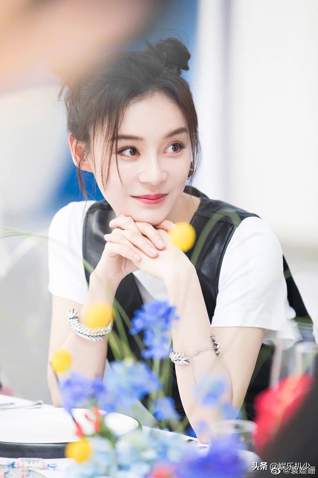 袁姗姗录节目再显低情商，这次全网黑只怪她自己