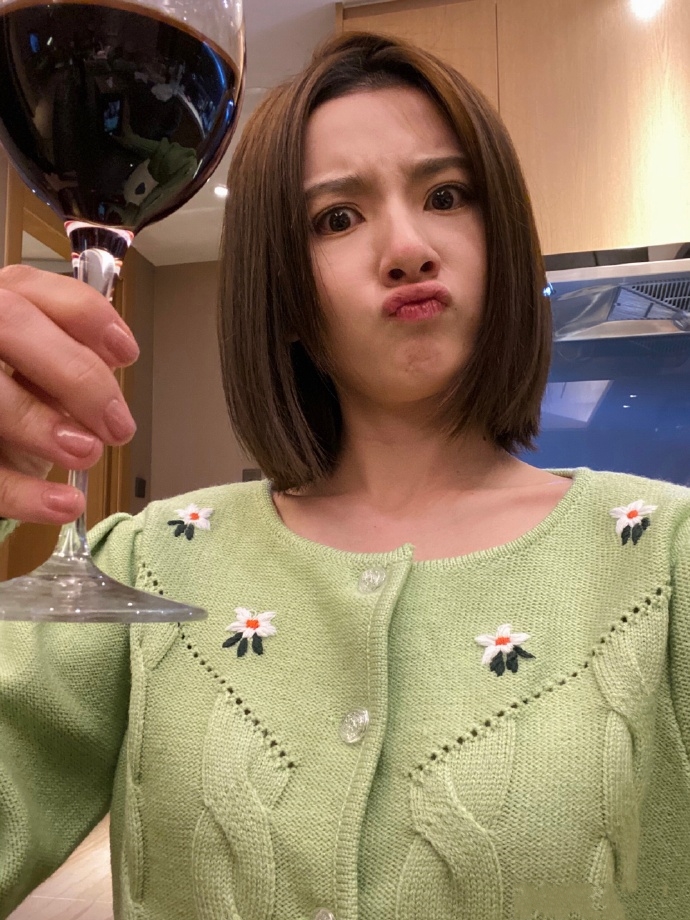 宋祖儿路边踢人事件,宋祖儿踢工作人员事件