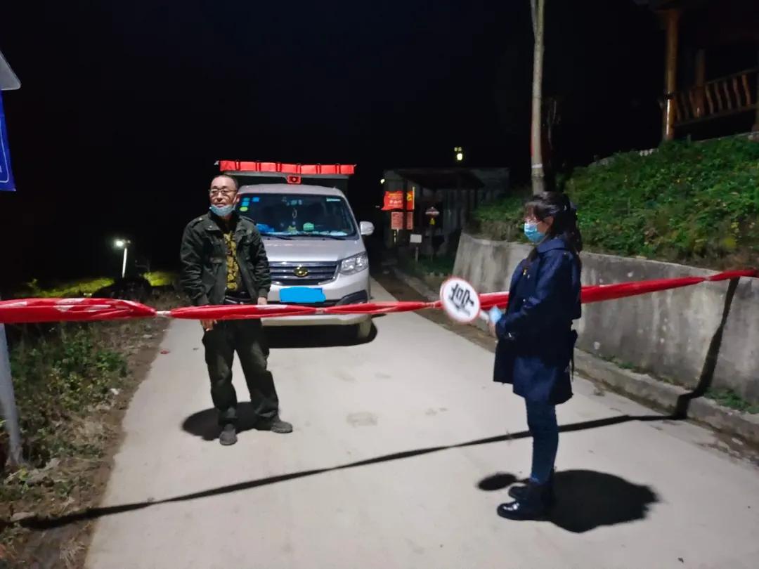 疫情防控“女斗士”心系群众“代购员”