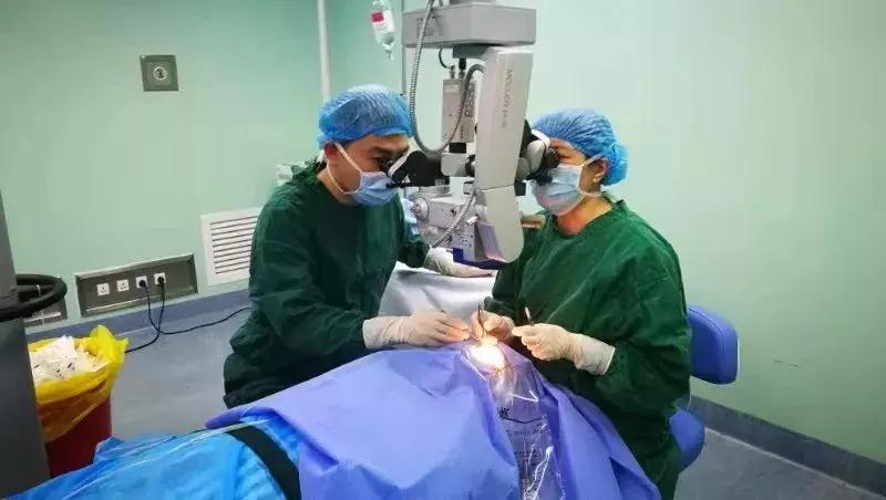 奉献人生，播洒光明-爱尔眼科角膜病主任陈铁红获“最美医生”奖