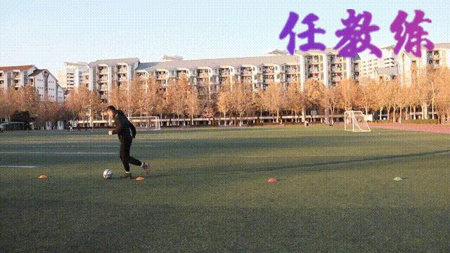 足球绕杆中考标准动作视频示范,中考体育足球绕杆技巧及训练方法