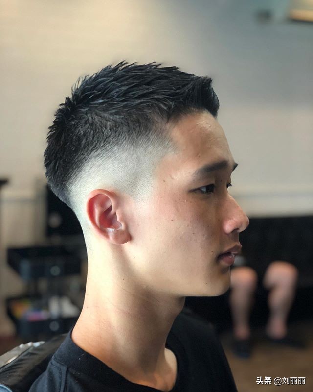 男士周边光发型,男士什么样的发型看起来阳光