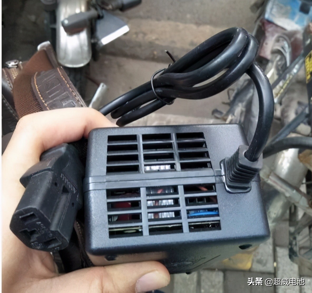 超威电池充电发烫怎么解决,超威电池鼓包发烫怎样修