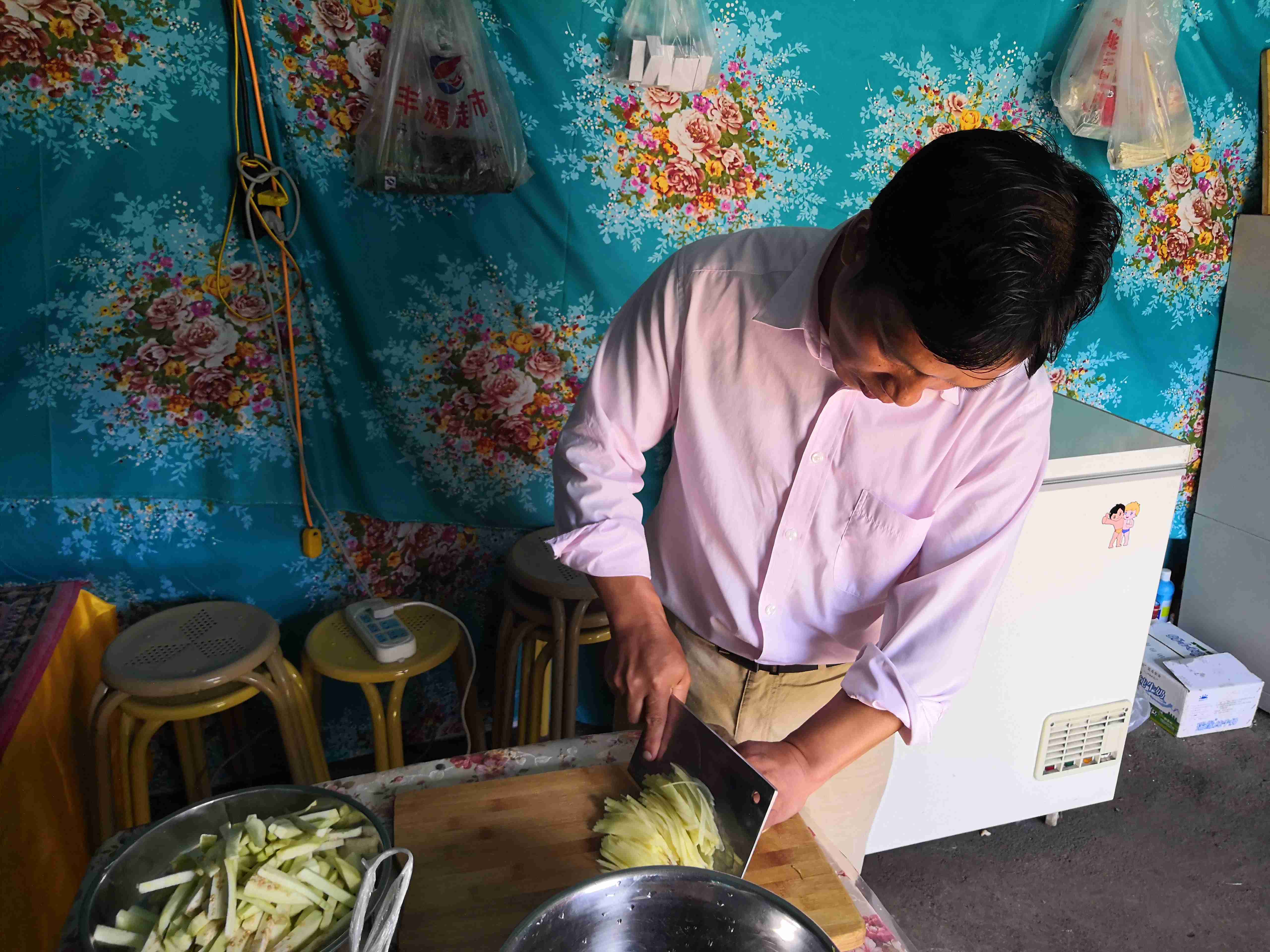 *疆新**蒙古包旅店老板，看他一天的收入多少，一个月就抵我一年工资