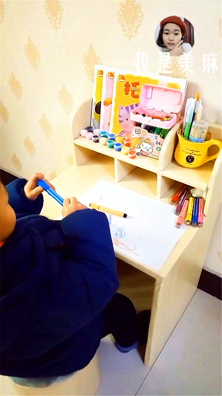 儿子用废纸箱做的手工,爸爸给孩子制作书桌