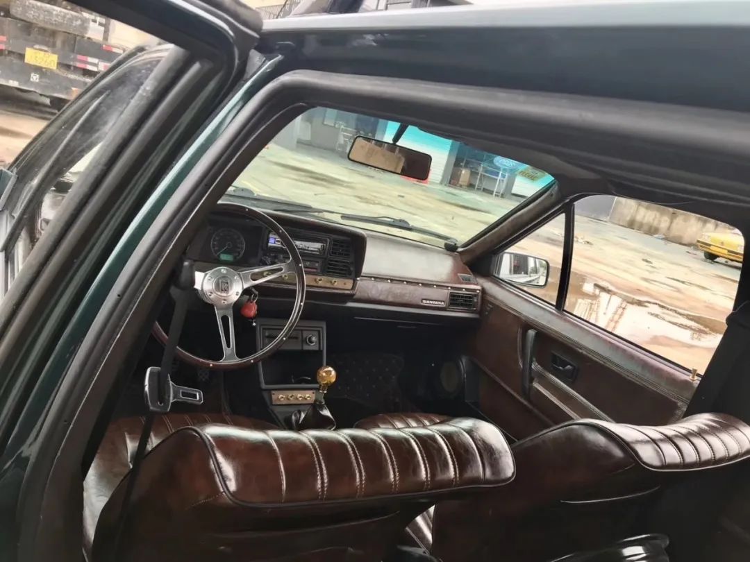 同时拥有好几辆摩托车,同时有多辆越野车