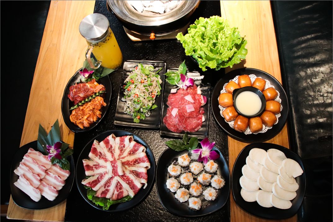 西双版纳告庄西双景星光夜市，为什么那么多人喜欢她？