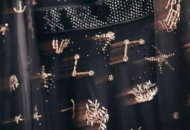 ep雅莹走秀2019,ep雅莹黑裙子