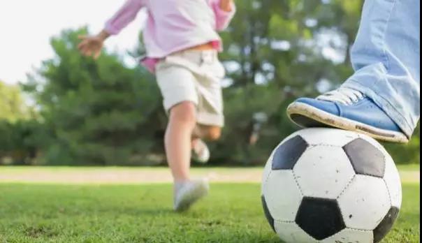 小孩几岁开始练足球几岁练射门,6岁孩子适合几号足球