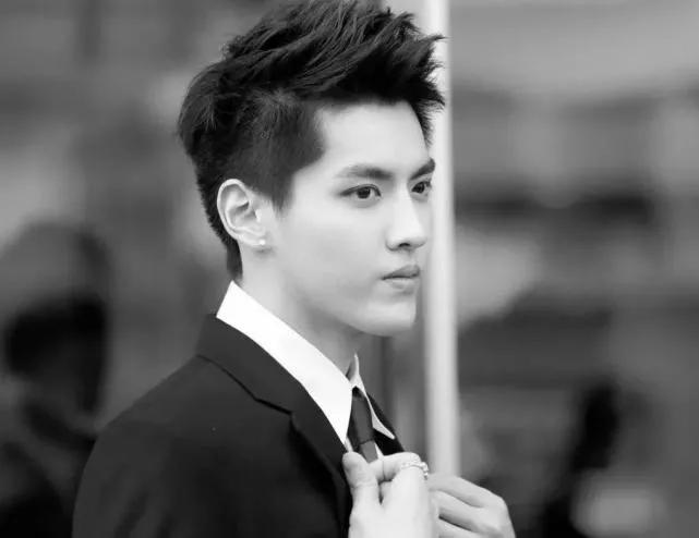 接触吴亦凡现状：一个人住在六平方米的单间里，瘫倒在地睡着了