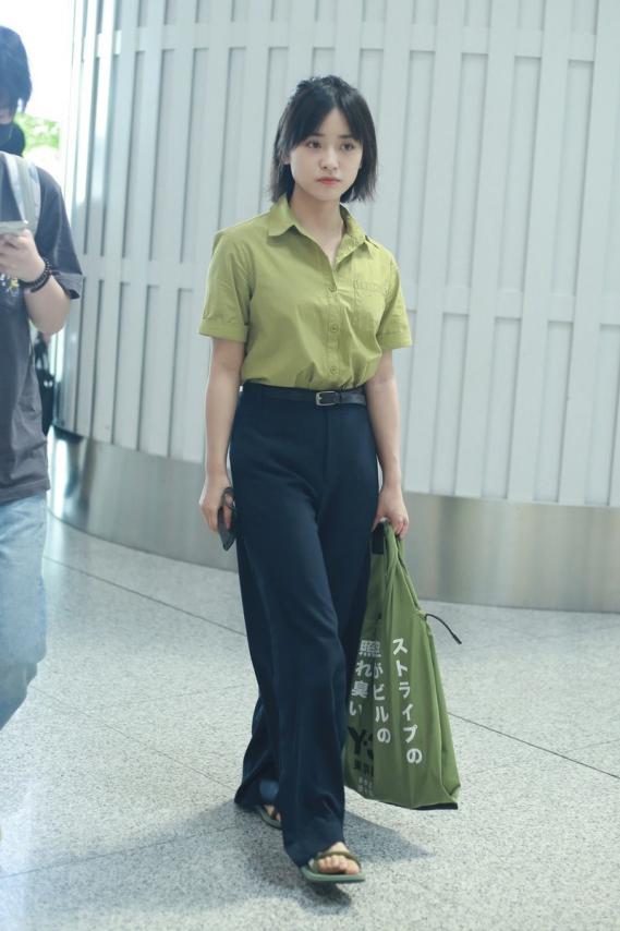 现在的斜挎帆布包还流行吗,还在背水桶包吗