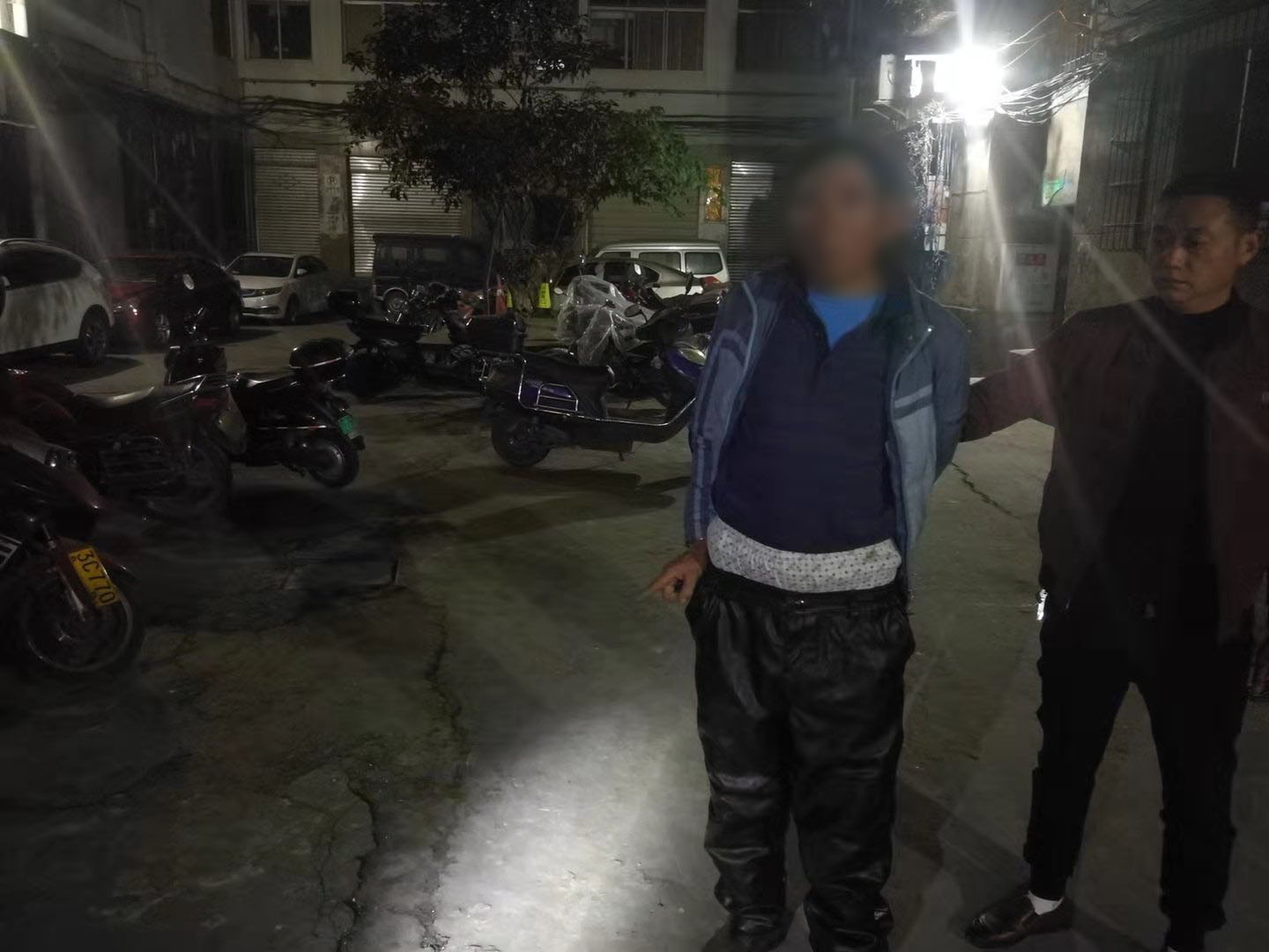 男子半夜偷油被货车司机发现,男子半夜偷油被卡车司机发现