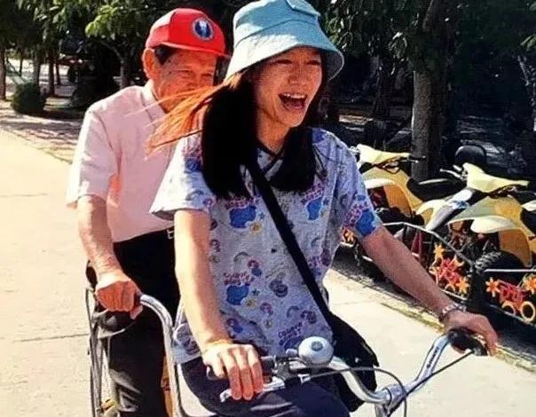 杨振宁对翁帆改嫁的事情怎么看呢,翁帆嫁给大自己54岁的杨振宁原因