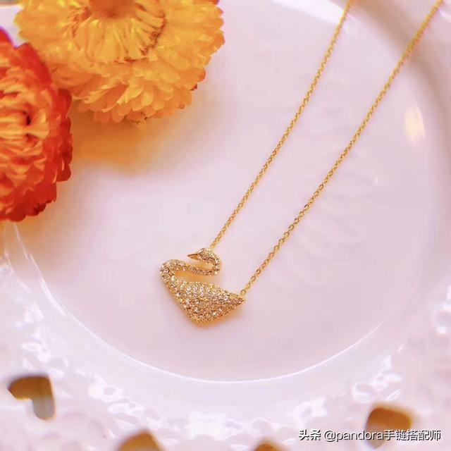 施华洛世奇黑天鹅和银天鹅哪个贵,施华洛世奇黑天鹅项链推荐视频