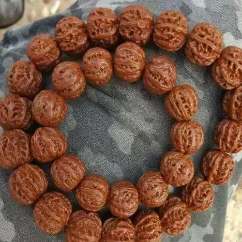 盘玩十年的山核桃手串,山核桃文玩包浆