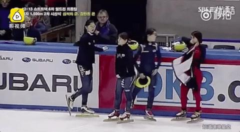 短道速滑1000米韩国两将摔出赛道,韩国短道速滑把队友推出赛道