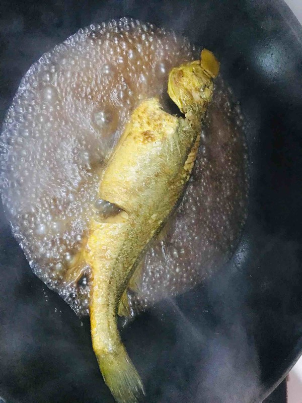 用盐腌的鱼怎样煮好吃,煮鱼时腌鱼的正确腌制方法