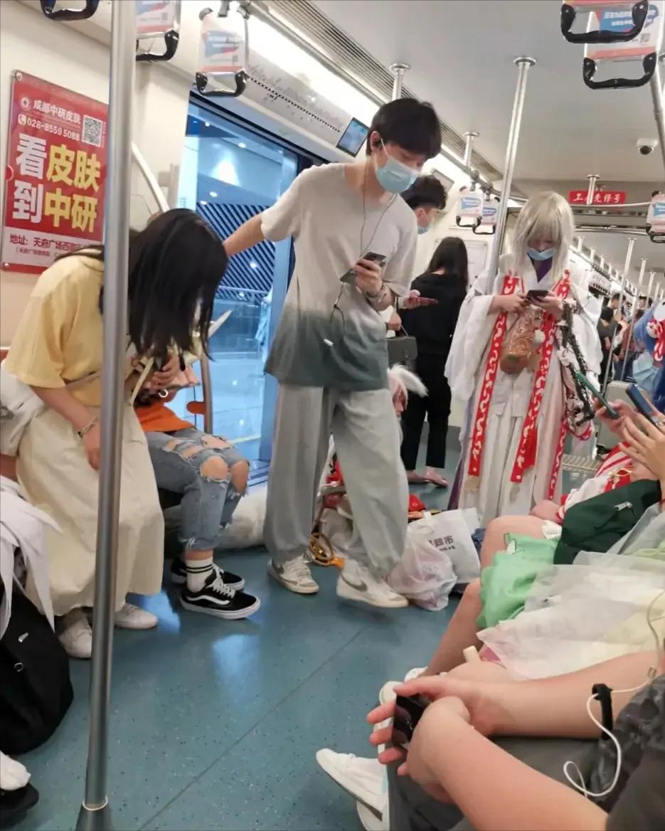 cos是穿着cos服去地铁吗,穿cos服坐地铁路人的反应