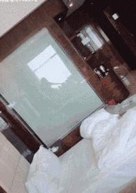 搞笑GIF动图:小姐姐,你体验木乃伊的制作过程,能坚持几分钟