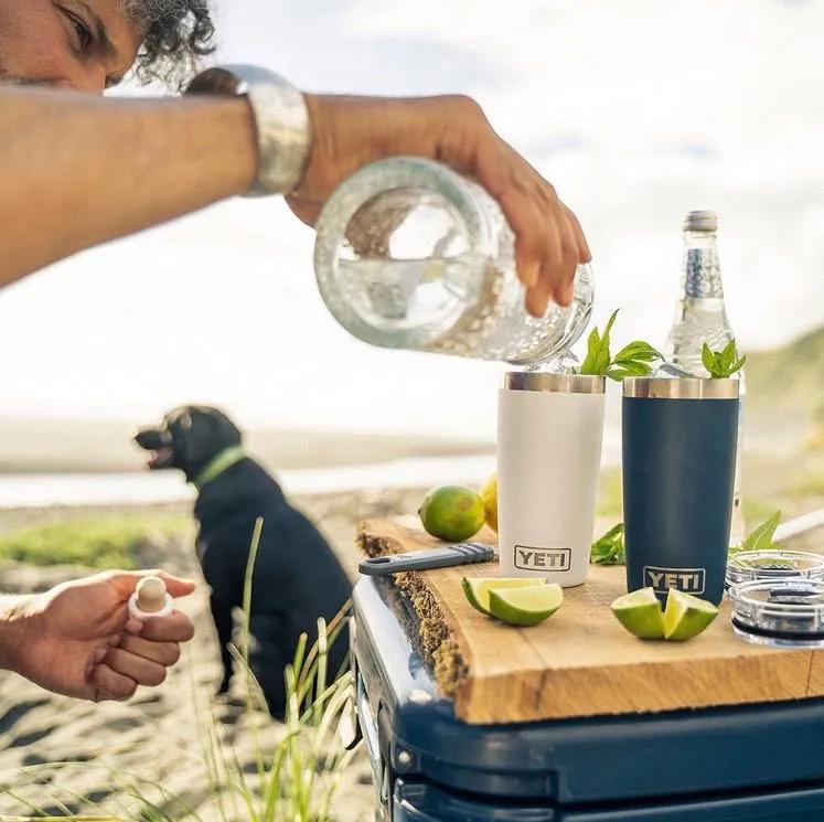 和supreme齐名的品牌,和supreme合作的行李箱