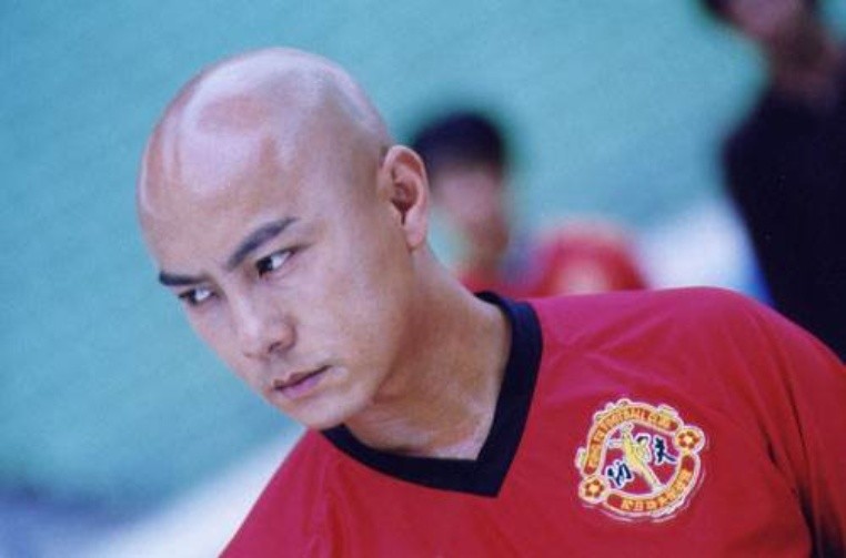 功夫足球张卫健踢爆一半足球,功夫足球张卫健大s射球