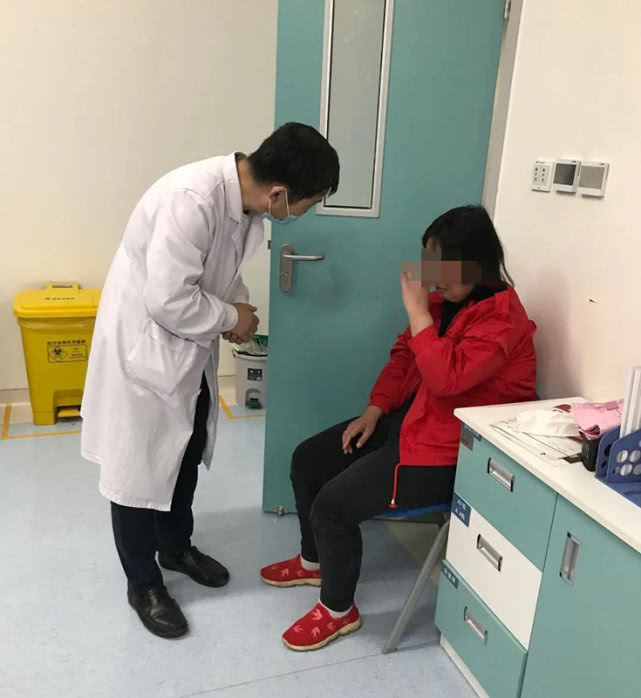 夜里打了个哈欠，郑州一女子的嘴巴合不上了！10小时后被医生“解救”