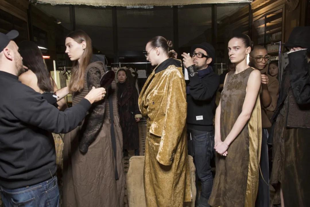 侃爷夫妇离婚Yeezy未受影响；LV发布新手袋